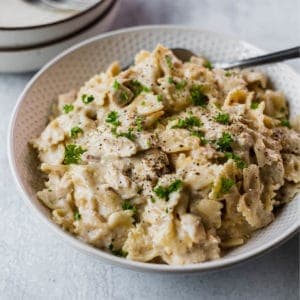 close up of instant pot chicken alfredo recip in a white bowl