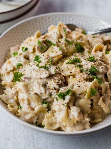 close up of instant pot chicken alfredo recip in a white bowl