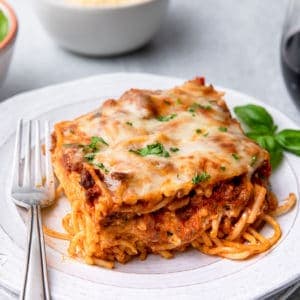A plate of baked spaghetti.