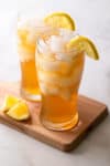 2 glasses of iced tea with lemon wedges