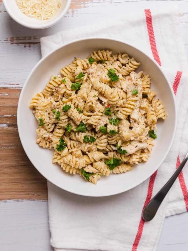 Crockpot Garlic Parmesan Chicken Pasta