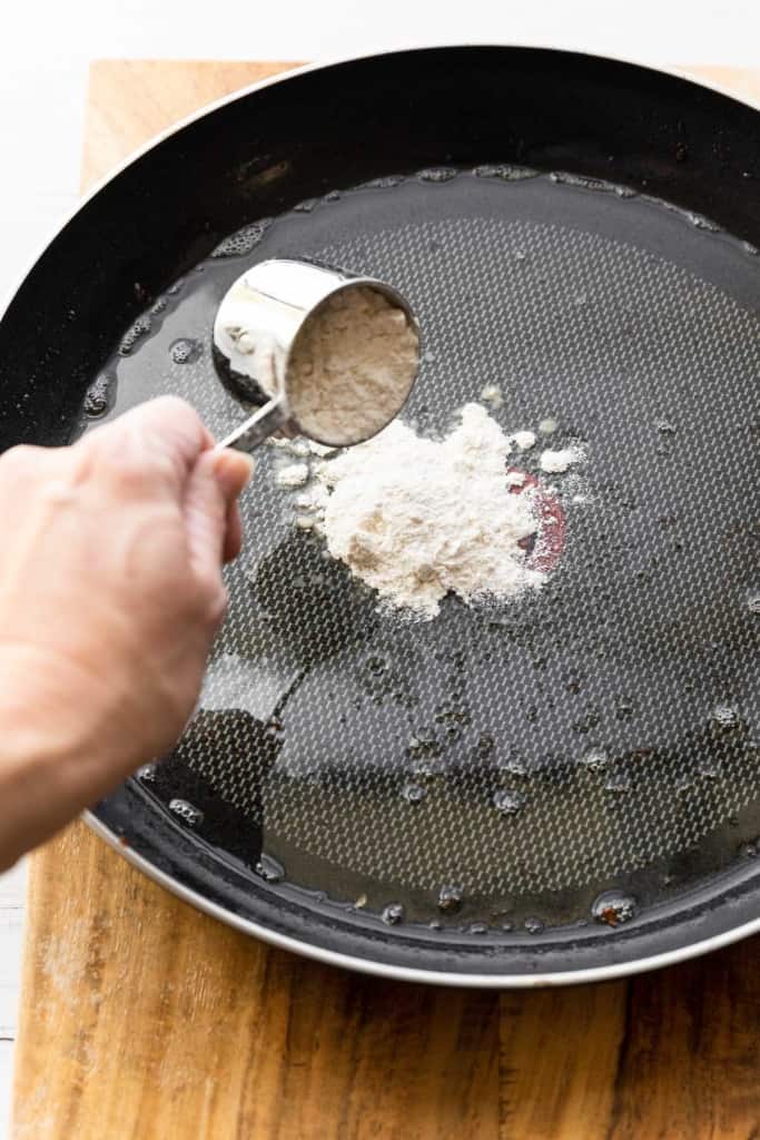 adding flour to bacon drippings