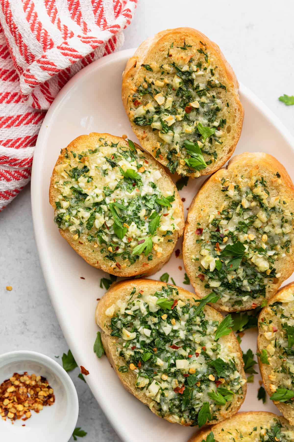 a platter of garlic bread