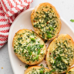 a plate of garlic toast