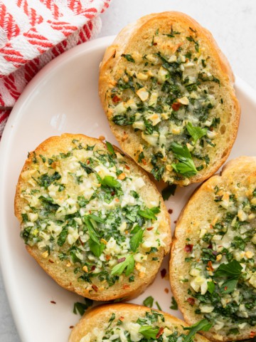 a plate of garlic toast