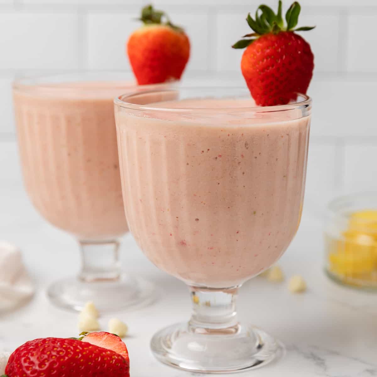 https://www.thetravelpalate.com/wp-content/uploads/2023/01/bahama-mama-smoothie-recipe-5.jpg