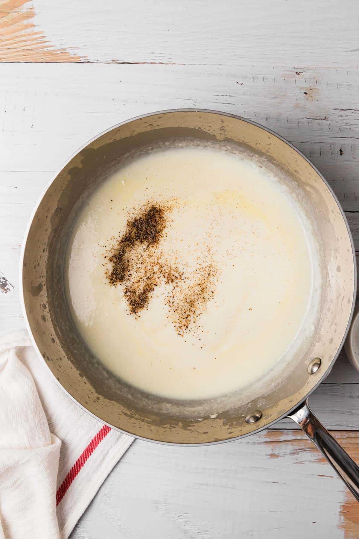 adding pepper to white cream gravy