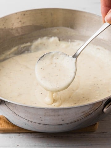 the completed southern white gravy recipe in the pan