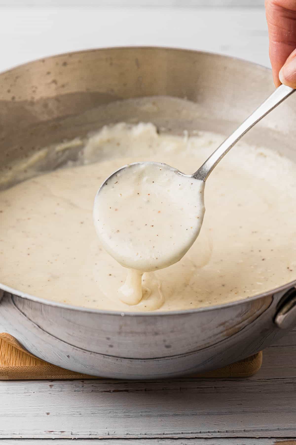 the completed southern white gravy recipe in the pan