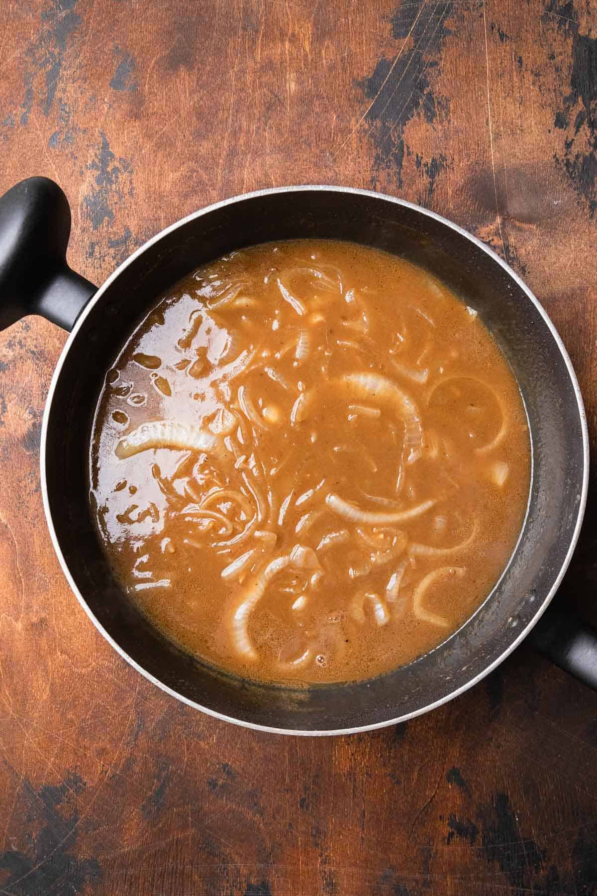 making onion gravy with beer and beef broth
