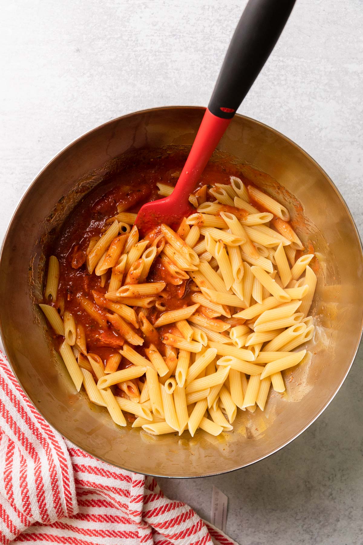 mixing the pasta with the sauce