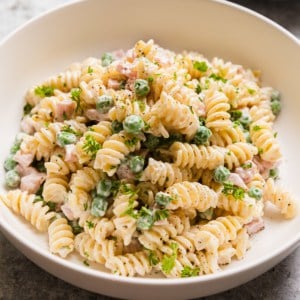 The completed ruby tuesday ham and pea pasta salad.