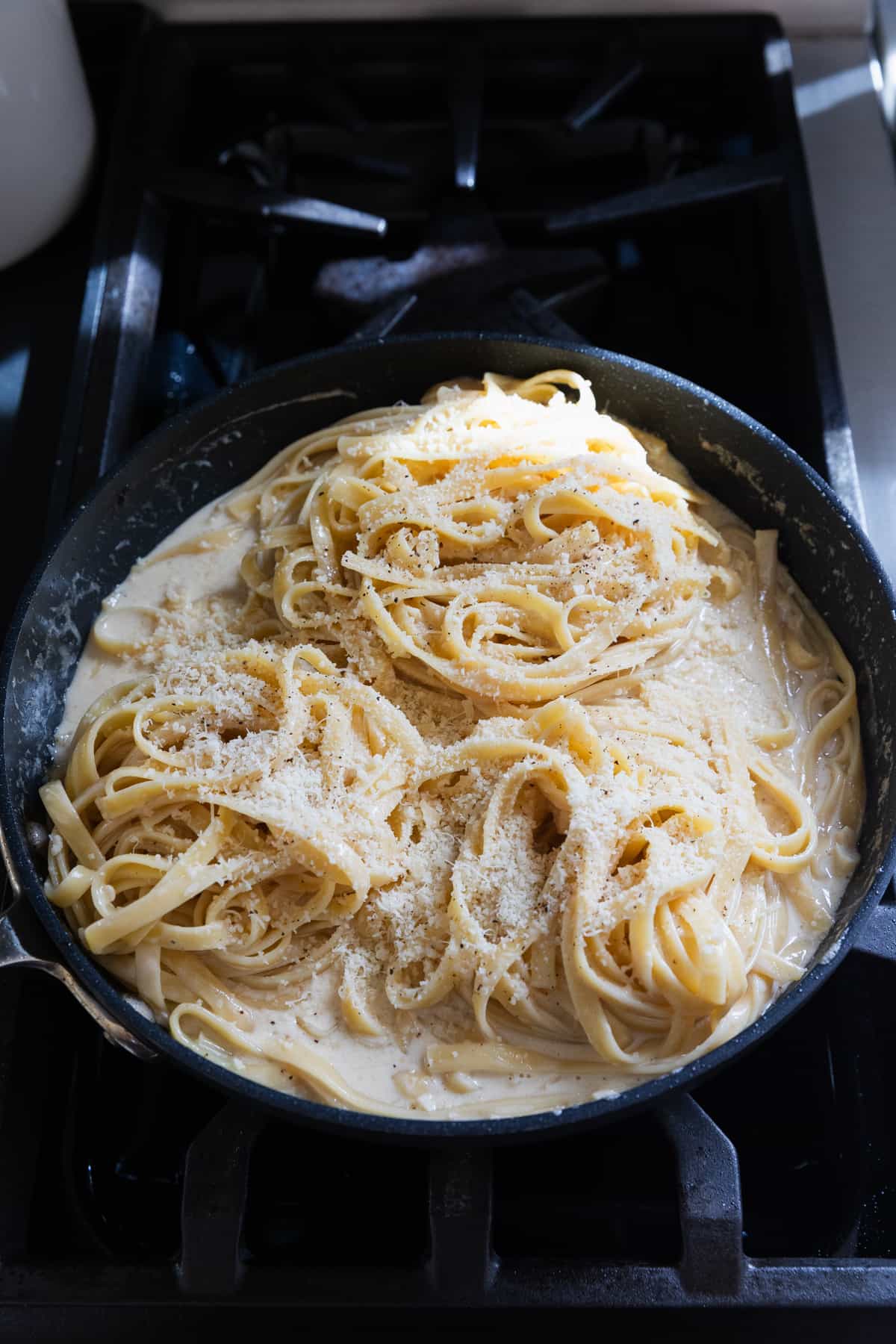 Fettuccine noodles coated with alfredo sauce.