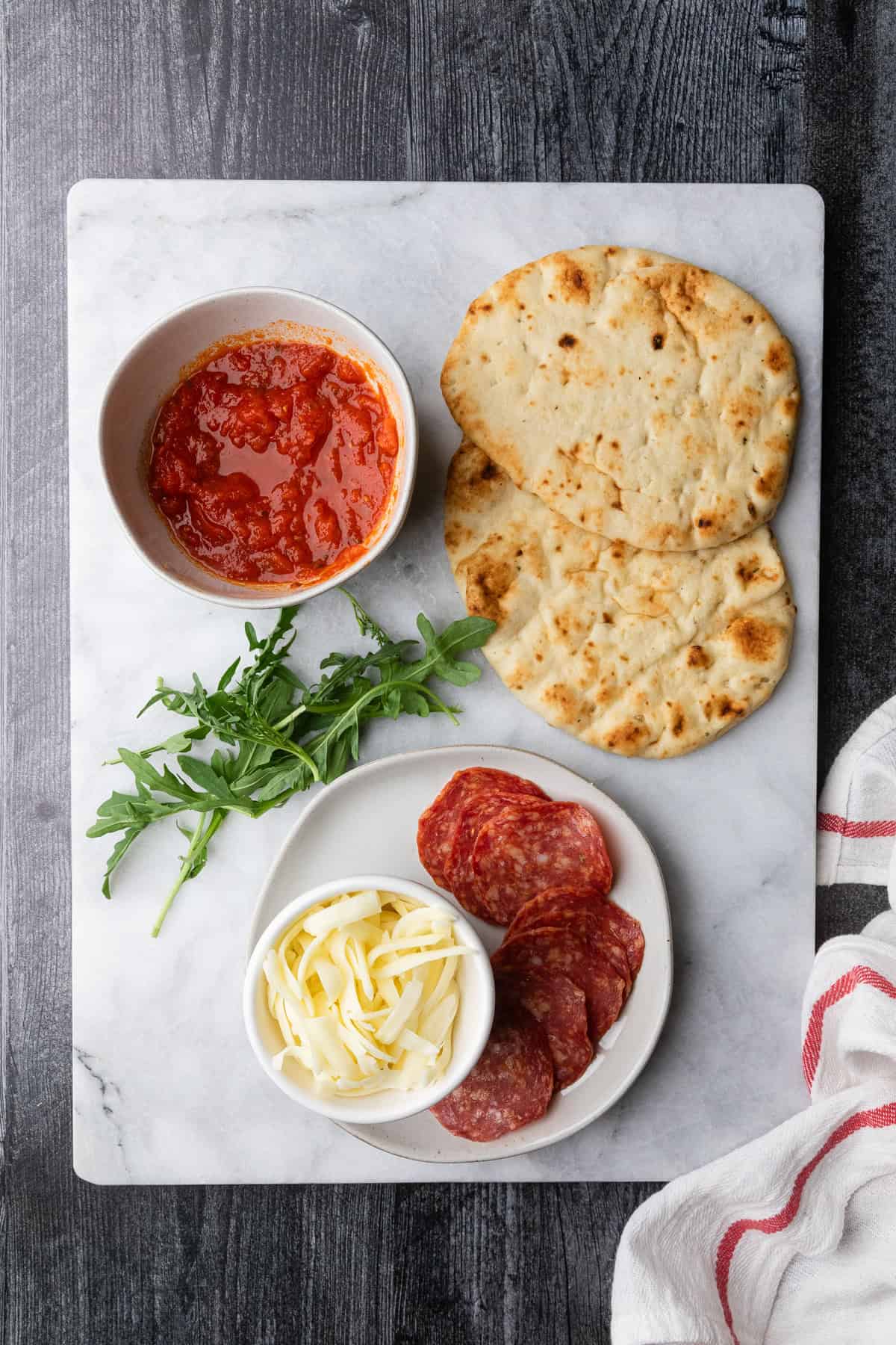 Ingredients to make the pizza.